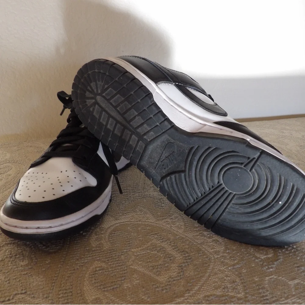 Nike Black and White Dunk Low Trainers - Picture 2 of 4
